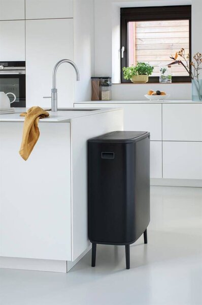 BRABANTIA Bo Touch Bin Hi hulladékgyűjtő Soft-Close fedéllel magasított lábakon álló műanyag tartály XXL 60L - M méret acél matt fekete - 130229