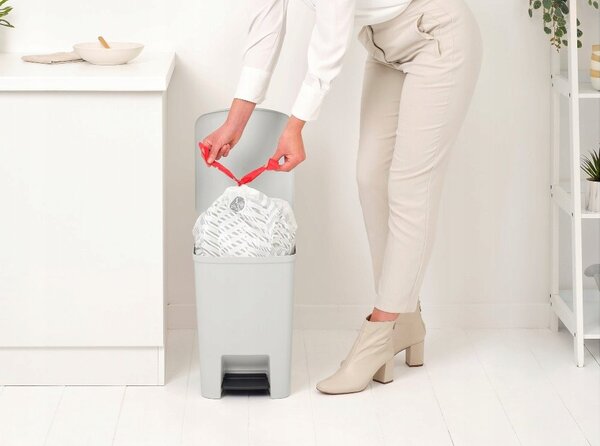 Brabantia StepUp pedálos kuka hulladéktípus jelölő ablakkal, lecsapódásgátló fedél, 25L - J méret, 91% újrahasznosított műanyag, világosszürke - 800207