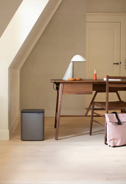 Brabantia Bo Waste Bin hulladékgyűjtő felnyitható, Soft-Close fedéllel, műanyag tartály, 12L - C méret, acél, platinaszürke - 230387