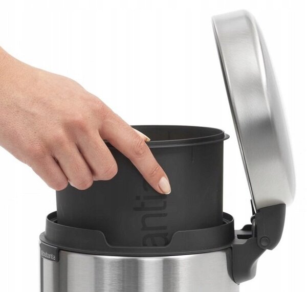 Brabantia NewIcon pedálos hulladékgyűjtő szagmentesen záródó Soft-Close fedél, műanyag tartály, 3L - V méret, acél, magabiztos szürke - 233449