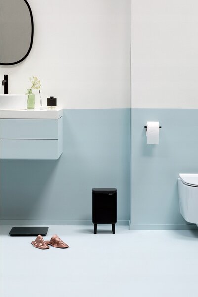 Brabantia Bo Waste Bin Hi hulladékgyűjtő felnyitható, Soft-Close fedéllel, magasított, lábakon álló, műanyag tartály, 4L - A méret, acél, matt fekete - 227028