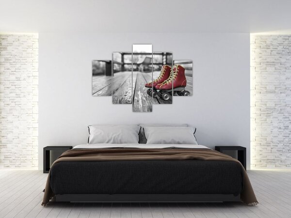 Egy piros régi görgős cipő képe (150x105 cm)