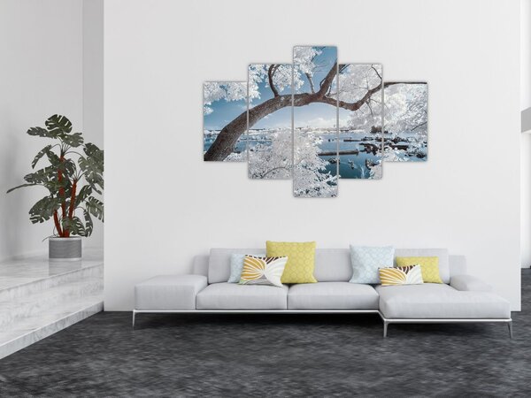 A víz mellett egy havas fa képe (150x105 cm)