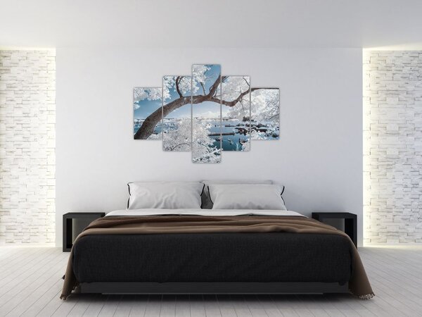 A víz mellett egy havas fa képe (150x105 cm)