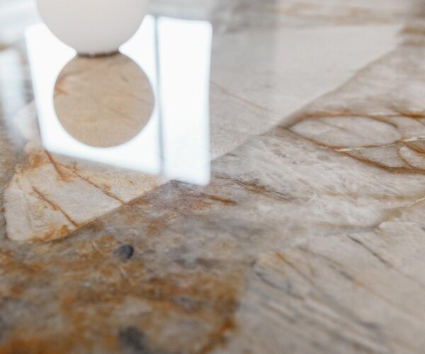 DELIFE Dohányzóasztal Edge kerek 90x90 cm kerámia Patagonia polírozott Borna titán effektfinish