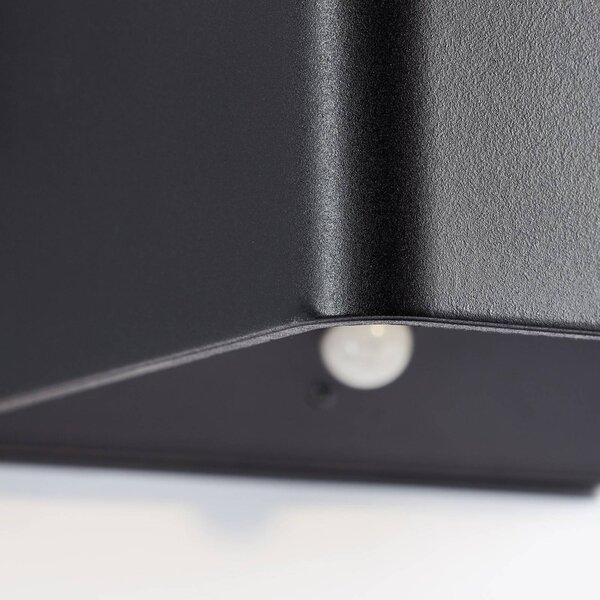 Brilliant LED-es, újratölthető kültéri fali lámpa Iseo, fekete, szélesség 10 cm,, Fekete, Műanyag, Modern