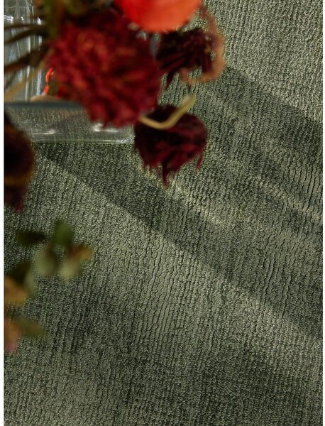 Zöld kézi szövésű viszkóz szőnyeg 80x150 cm Noemi – Vikosa