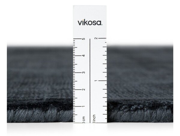 Fekete kézi szövésű viszkóz szőnyeg 80x150 cm Noemi – Vikosa