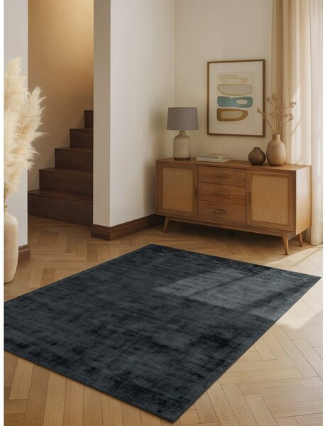 Fekete kézi szövésű viszkóz szőnyeg 80x150 cm Noemi – Vikosa