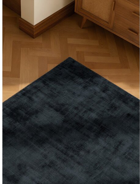 Fekete kézi szövésű viszkóz szőnyeg 80x150 cm Noemi – Vikosa