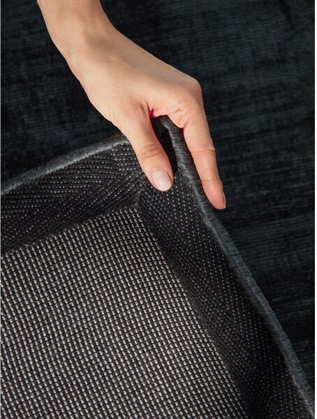 Fekete kézi szövésű viszkóz szőnyeg 80x150 cm Noemi – Vikosa