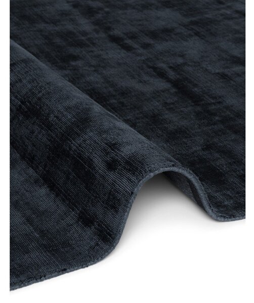Fekete kézi szövésű viszkóz szőnyeg 80x150 cm Noemi – Vikosa