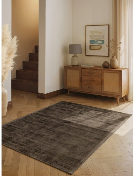 Barna kézi szövésű viszkóz szőnyeg 120x180 cm Noemi – Vikosa