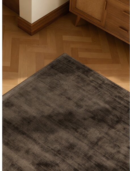 Barna kézi szövésű viszkóz szőnyeg 120x180 cm Noemi – Vikosa