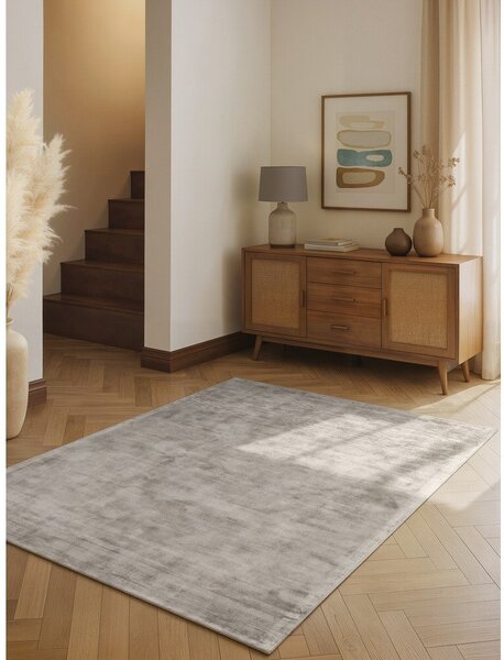 Szürke kézi szövésű viszkóz szőnyeg 120x180 cm Noemi – Vikosa