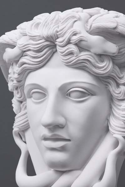 Medusa fej szobor fa talpazaton márvány luxus lakberendezés
