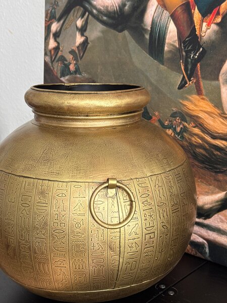 Egyiptomi váza hieroglifákkal – bronz tónusú fém dekor