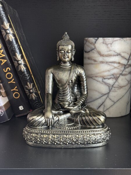 Meditáló Buddha szobor – spirituális dísz bronz hatással