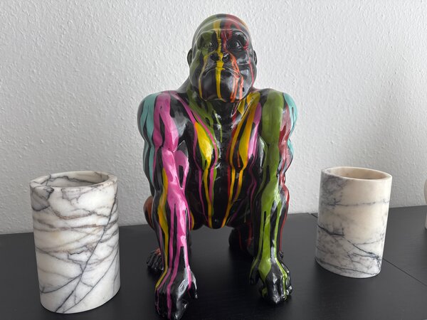 Pop art gorilla szobor – modern dzsungel dísz színes stílusban