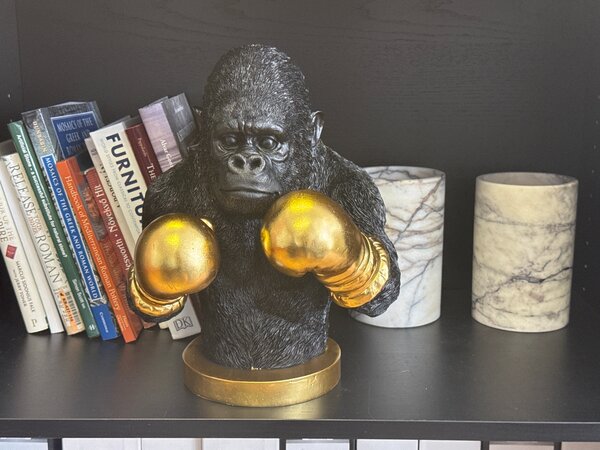 Boxoló gorilla szobor – fekete-arany pop art állatszobor
