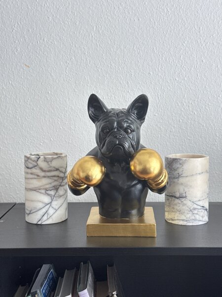 Boxoló bulldog szobor – pop art kutya dekor fekete-aranyban
