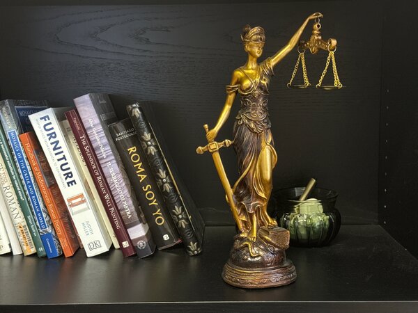 Justitia Szobor – A Törvény és Igazságosság Jelképe (Bronz hatású)