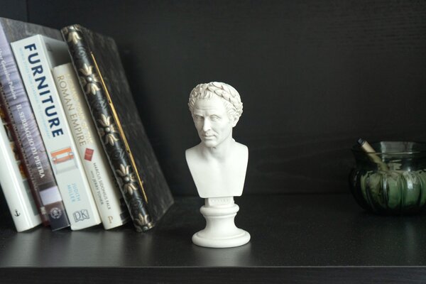 Julius Caesar márvány mellszobor – babérkoszorús portré