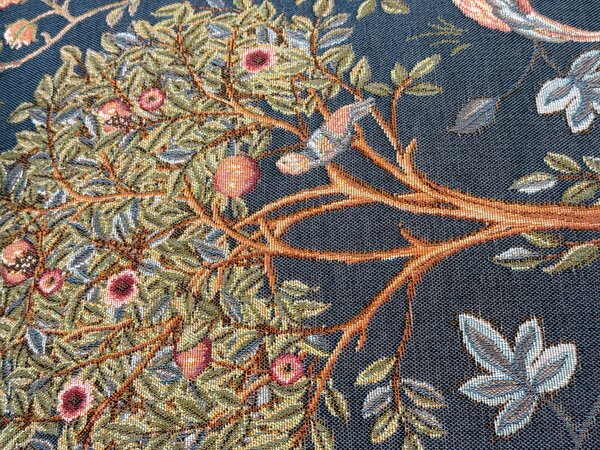 Kék párnahuzat, fa és madarak – jacquard szövésű design