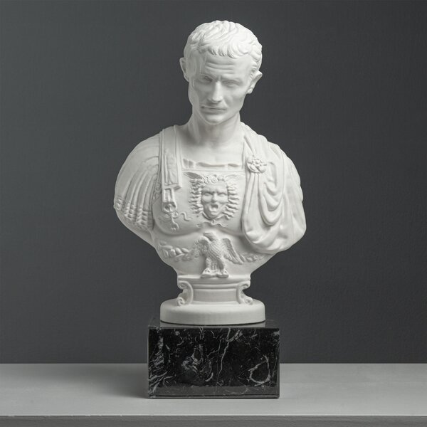 Julius Caesar mellszobor fekete márványtalapzaton