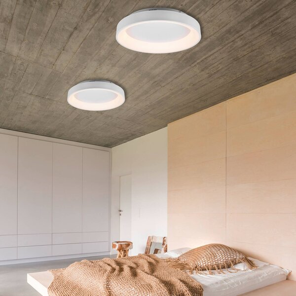 Trio Lighting LED mennyezeti lámpa Girona távirá., fehér színben, dimmelhető, Fehér / opál, Nappali / Étkező, fém, Modern