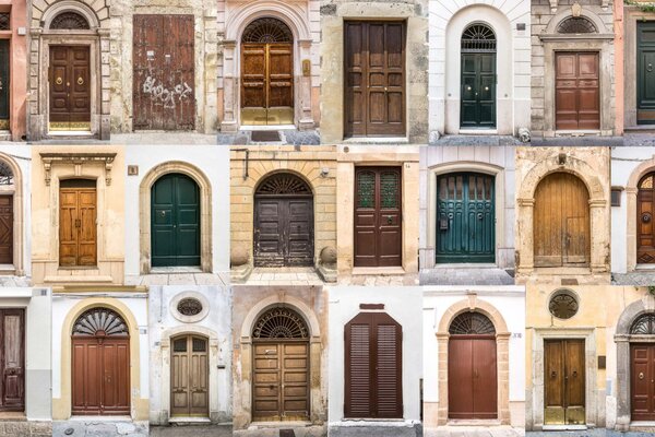Vlies Fotótapéta - Photos of doors of the old - 375x250 cm