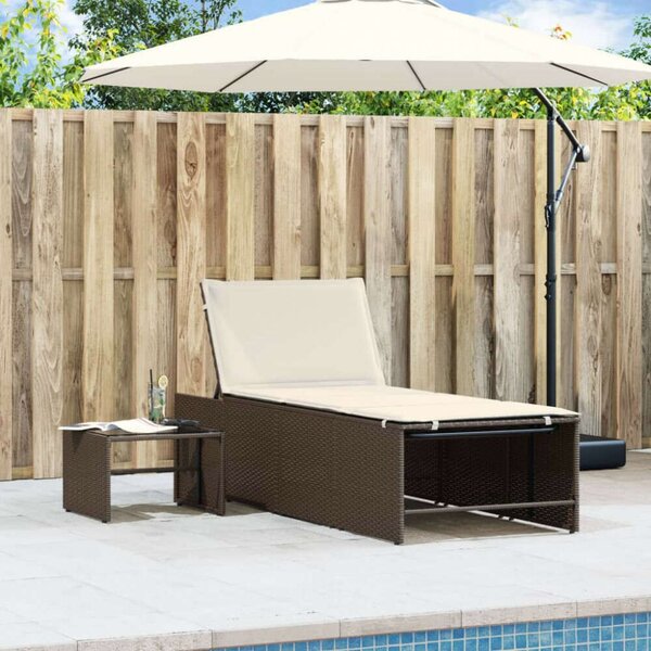 VidaXL 2 db barna polyrattan napozóágy asztallal